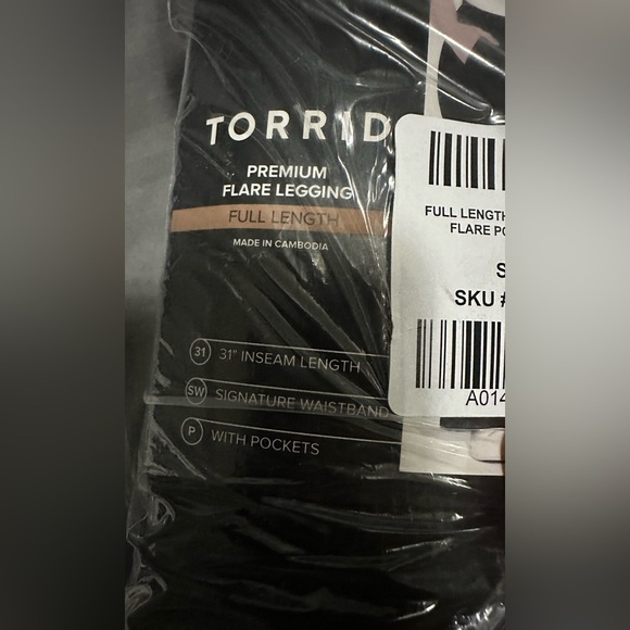 ✨ NWT ✨ Torrid: Women’s Black Full Length Flare Leggings with Pockets- Size 2 - Picture 2 of 9